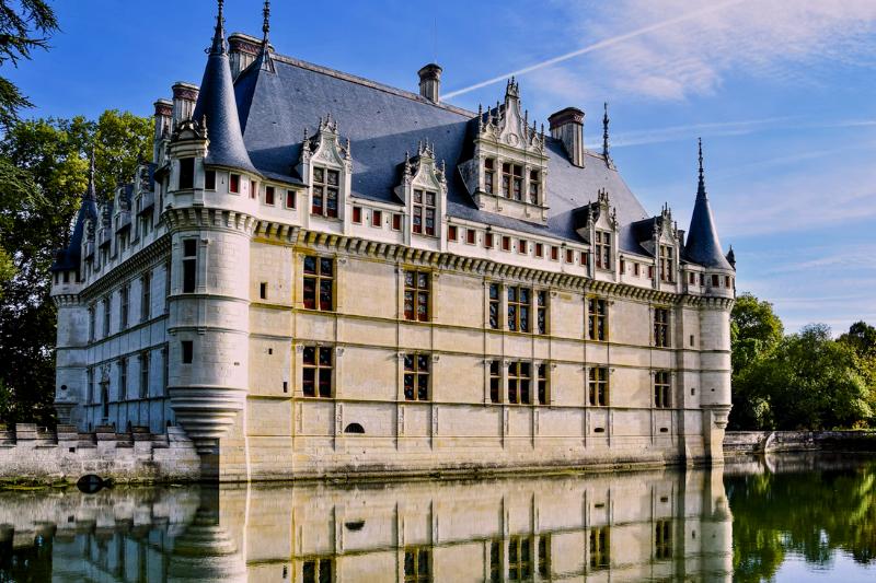 Zámok Azay-le-Rideau odrážajúci sa na vodnej hladine, Francúzsko. Foto: unsplash.com