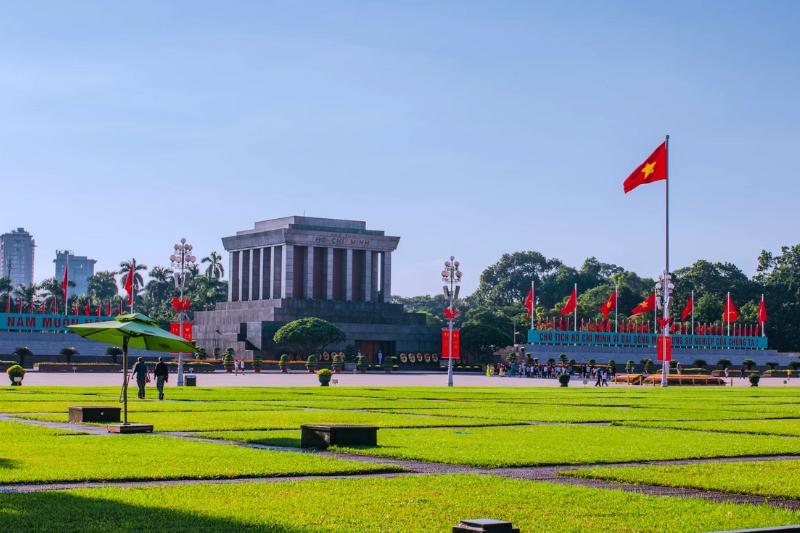 Zelený park a historická budova v štvrti Ba Dinh, Vietnam