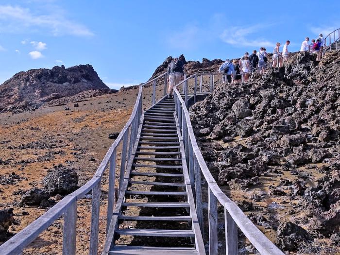 Drevené schodisky a kráčajúci ľudia sopečným ostrovom Bartolomé. Galapágy. Foto: unsplash.com