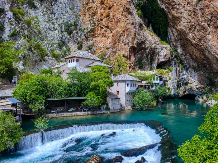 Mestečko Blagaj, kamenné domy a skalný masív. Bosna a Hercegovina. Foto: unsplash.com