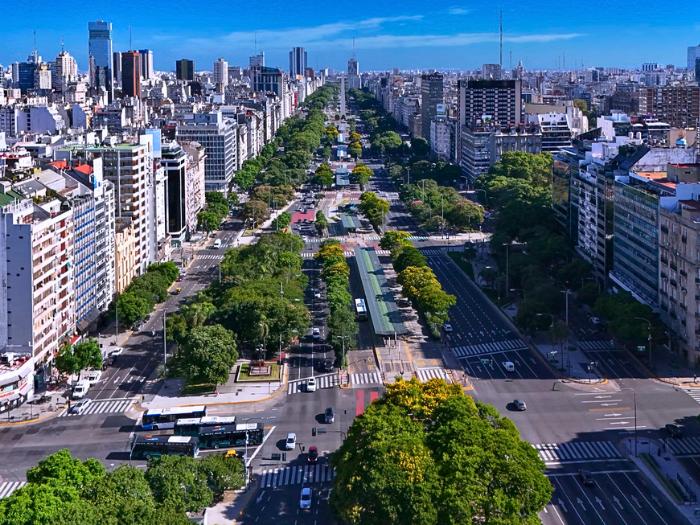 Budovy a dlhé námesstie v Buenos Aires, Argentína. Foto: unsplash.com