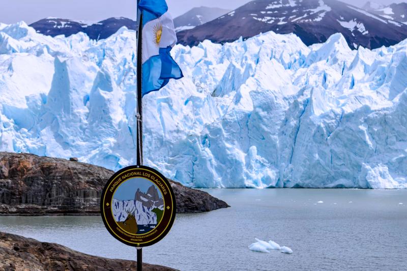 Ľadovec, kopce, voda a vlajka Argentíny v El Calafate. Argentína. Foto: unsplash.com