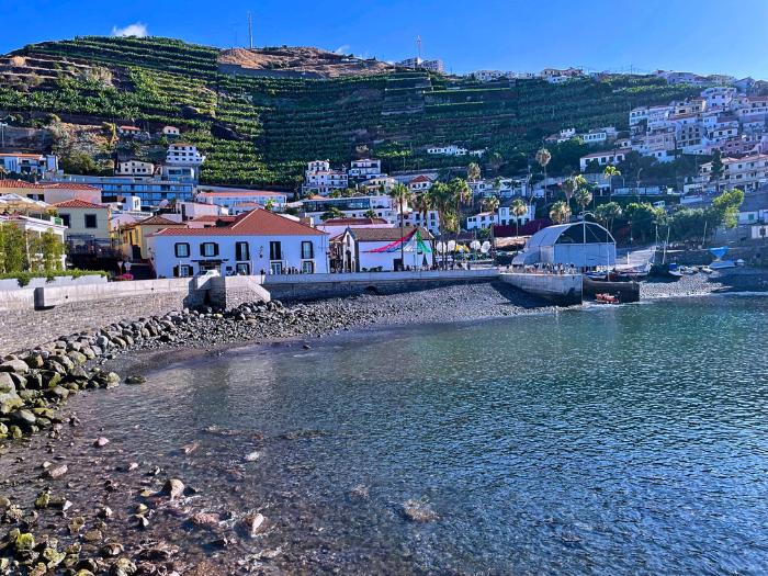 Prístav, pobrežná promenáda a domy v Câmara de Lobos. Madeira. Foto: Lucia Kulfasová