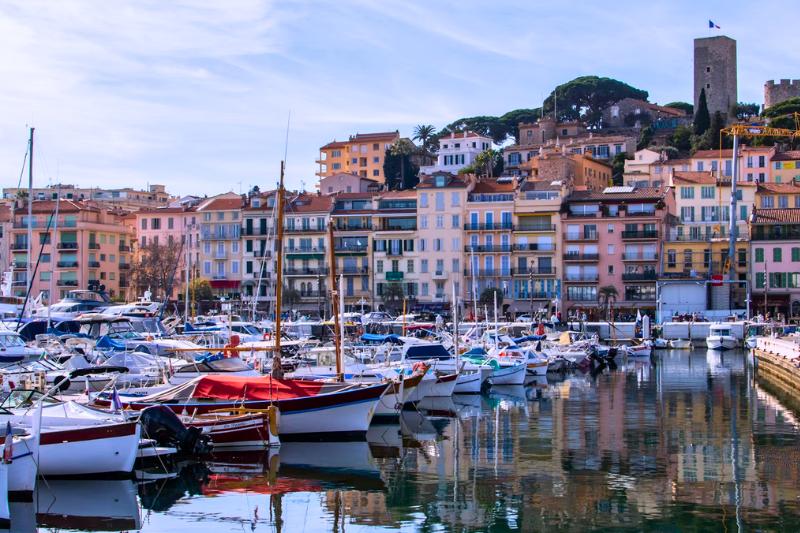 Prístav s loďami a farebnými domami v Cannes, Francúzsko. Foto: unsplash.com