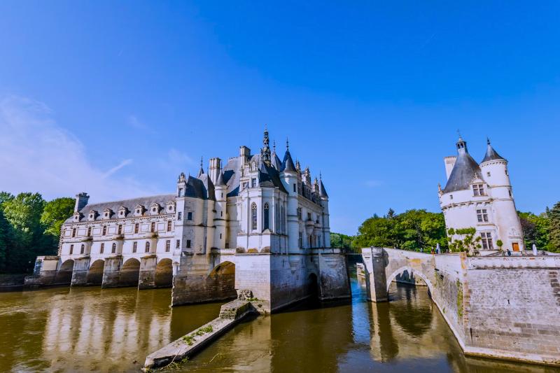 Zámok Chenonceau postavený na vode. Francúzsko. Foto: unsplash.com