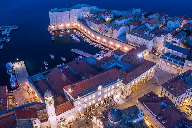 Mestské hradby v Dubrovníku, staré mesto a prístav na Jadrane. Chorvátsko.