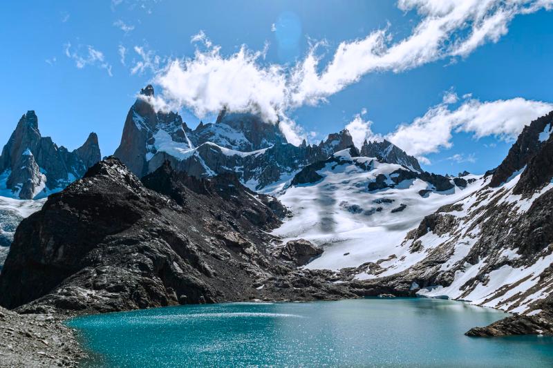 Lagúna, hory a sneh na štítoch. Argentína. Foto: unsplash.com