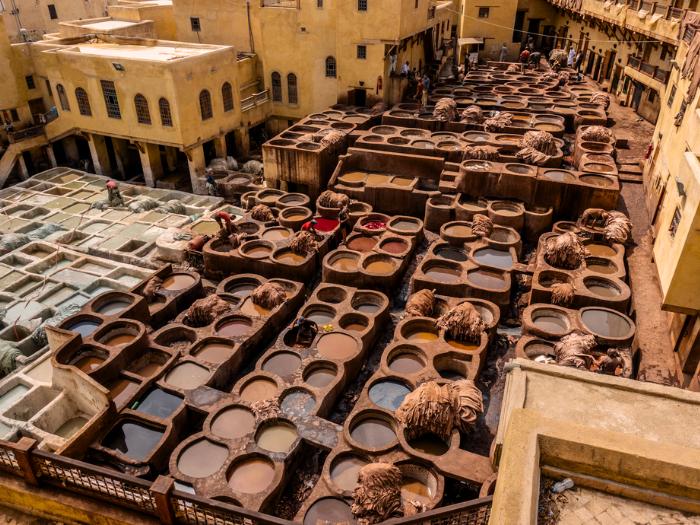 Farbiarne v meste Fez, Maroko. Foto: unsplash.com