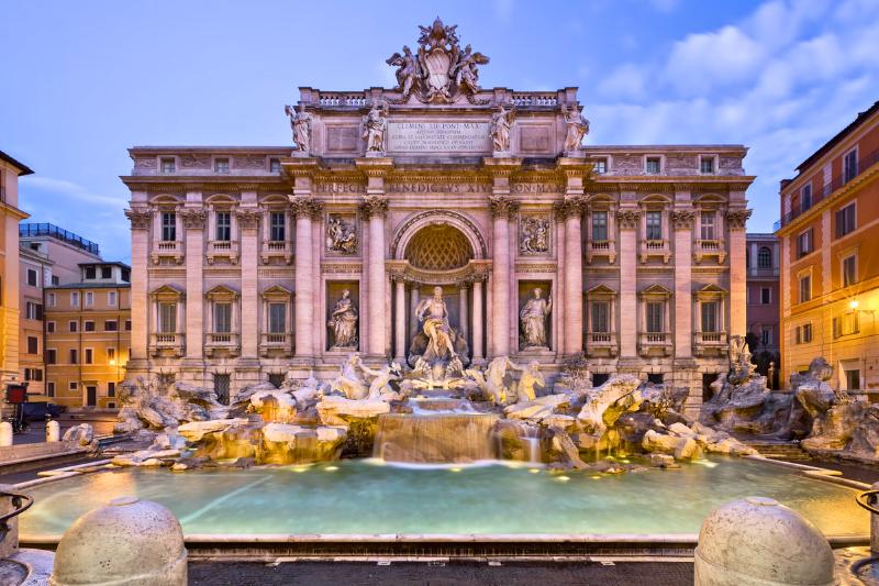 Vysvietená Fontána di Trevi, a bazén. Rím. Taliansko. Foto: unsplash.com