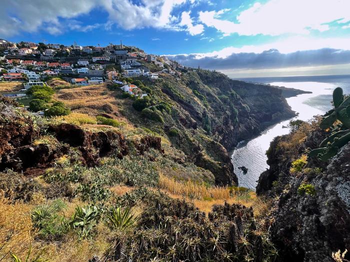 Vyhliadka od sochy Krista na pobrežie a dediny v Garajau. Madeira. Foto: Lucia Kulfasová