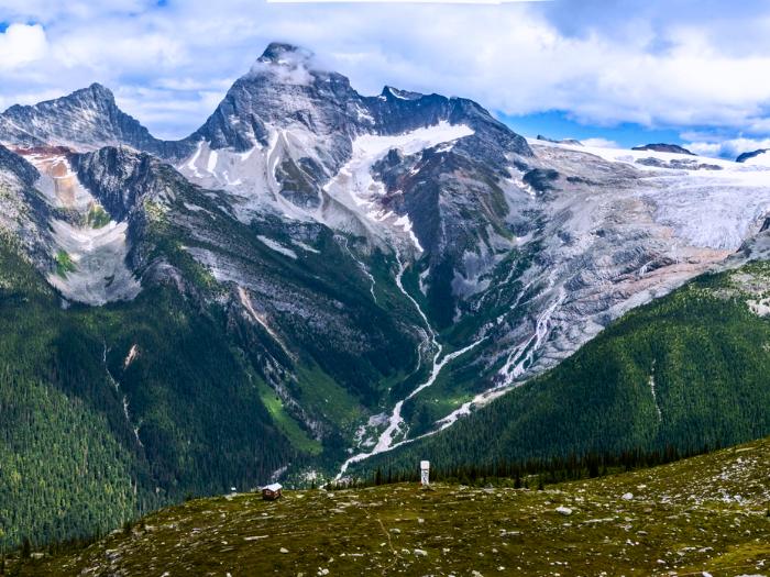 Skalné pohoria, sneh, zelené kopce - NP Glacier. Kanada. Foto: unsplash.com