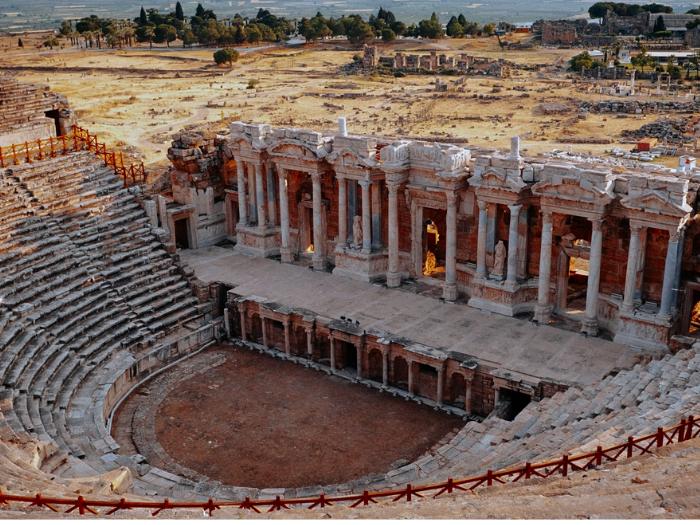 Divadlo v Hierapolis a okolité polia. Turecko. Foto: unsplash.com