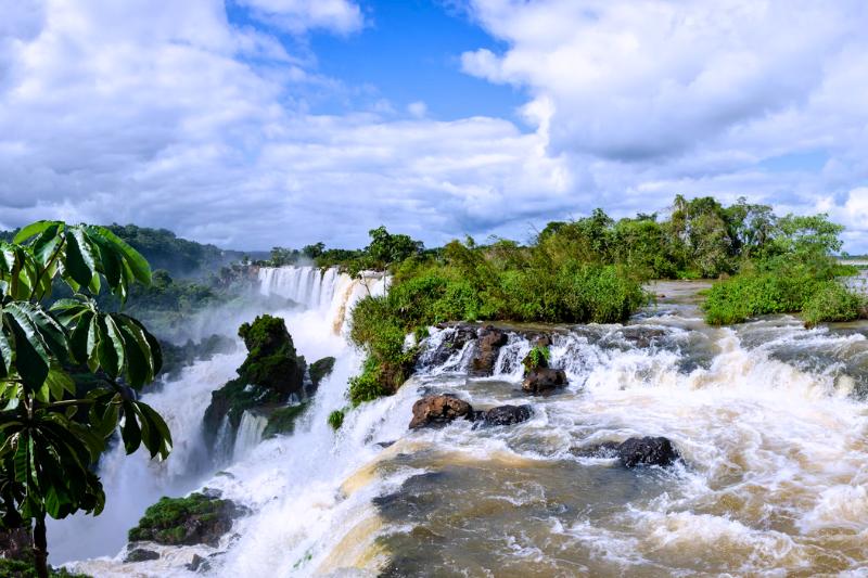 Vodopády Iguazú, skaly a zeleň. Argentína. Foto: unsplash.com