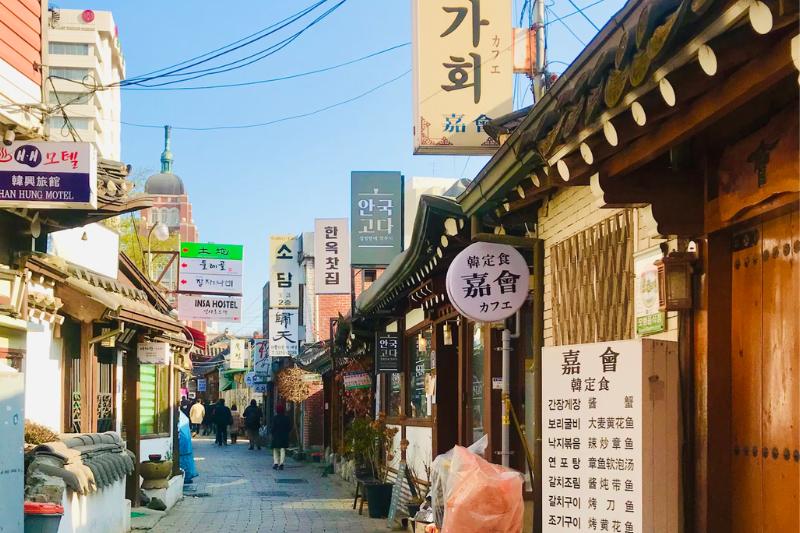 Ulica Insadong plná rôznych remeselných obchodov. Južná Kórea. Foto: unsplash.com