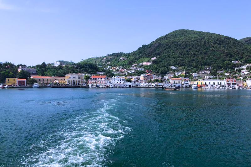 Ischia Porto - pobrežie, more a zelené kopce.