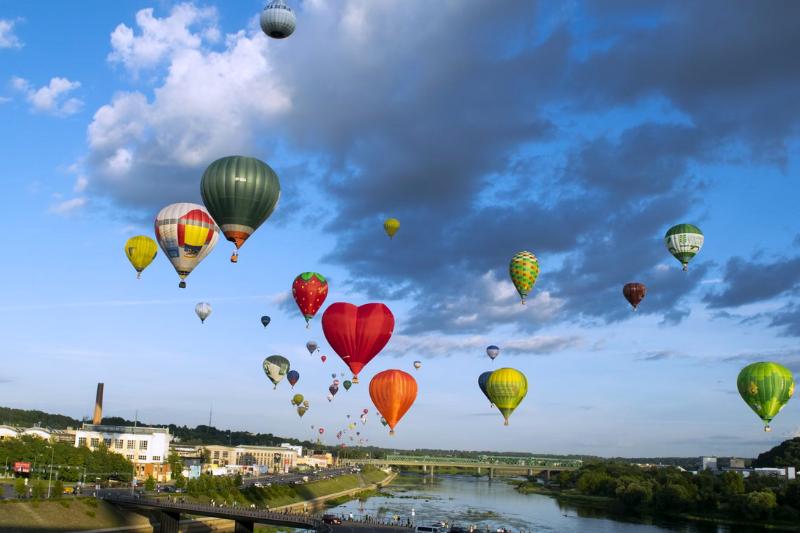Kaunas a balóny vo vzduchu, Litva. Foto: unsplash.com