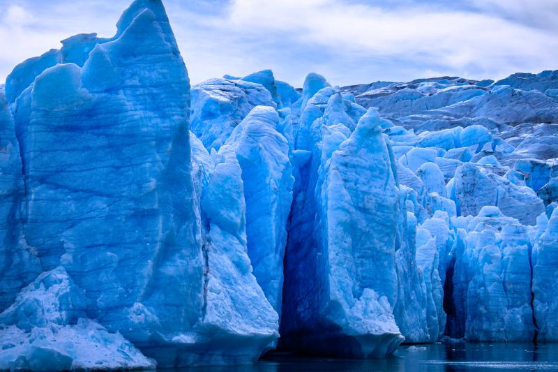 Ľadovce modrej farby a voda. Patagónia. Čile. Foto: unsplash.com