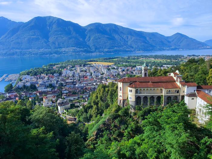 Locarno, zelené kopce a jazero. Švajčiarsko. Foto: unsplash.com