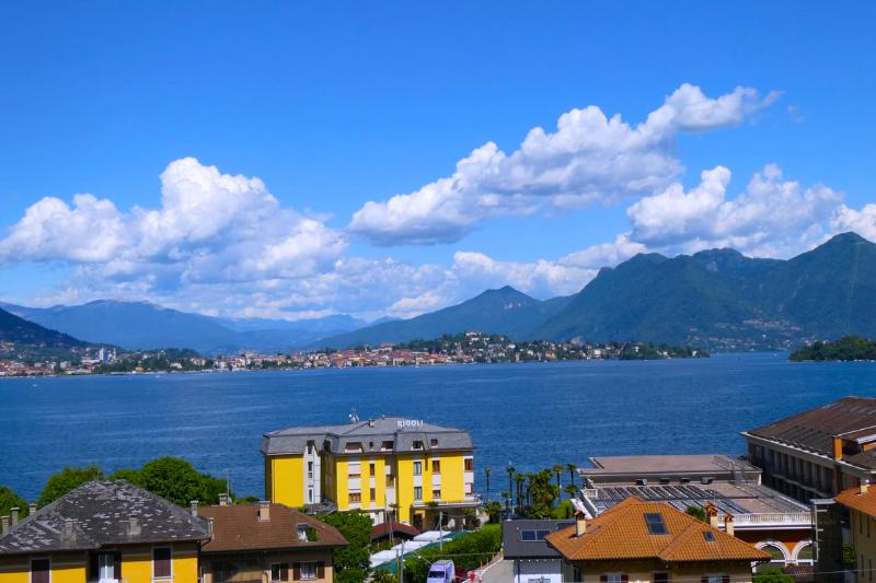 Lago Maggiore a farebné domy, Taliansko. Foto: unsplash.com