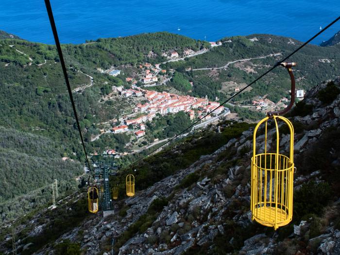 Žltá lanovka vedúca z mestečka Marciana Alta na vrch Monte Caapanne na ostrove Elba. Taliansko. Foto: unsplash.com