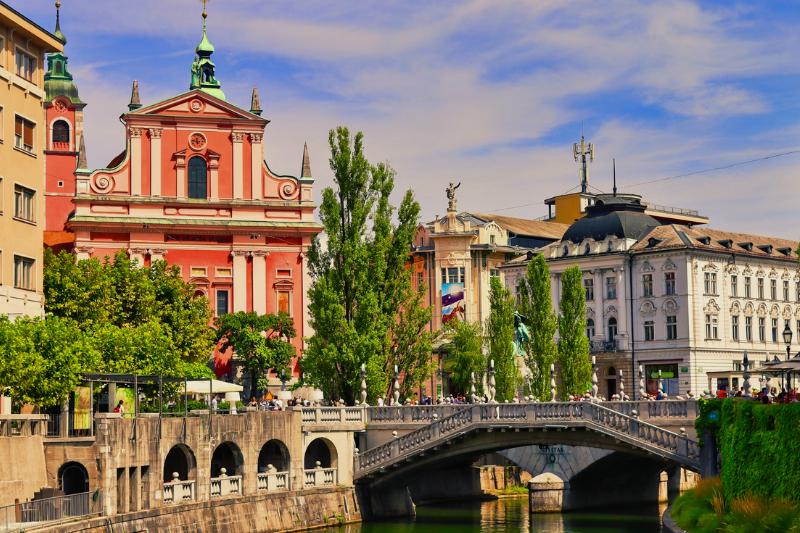 Prešernovo námestie v Ľubľane s historickými budovami. Slovinsko