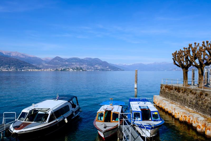 Lago d´Orta s loďami a hory v pozadí. Taliansko. Foto: unsplash.com