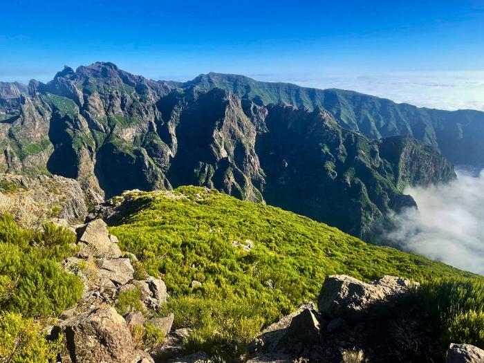 Vyhliadka z Pico do Arieiro na okolité madeirské vrchy. Madeira. Foto: Lucia Kulfasová