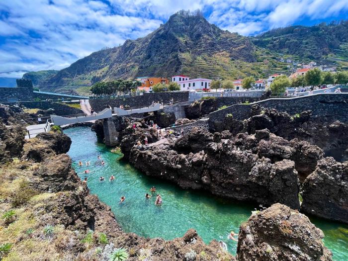 Morské bazény, kúpajúci sa ľudia a mestečko Porto Moniz v pozadí. Madeira. Foto: Lucia Kulfasová