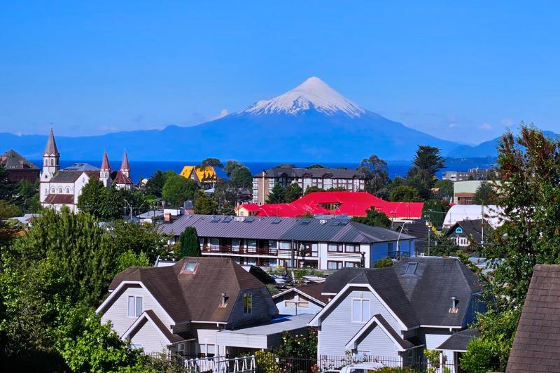 Domy, kostol a vrchol pochrytý snehom v Punta Arenas. Čile. Foto: unsplash.com