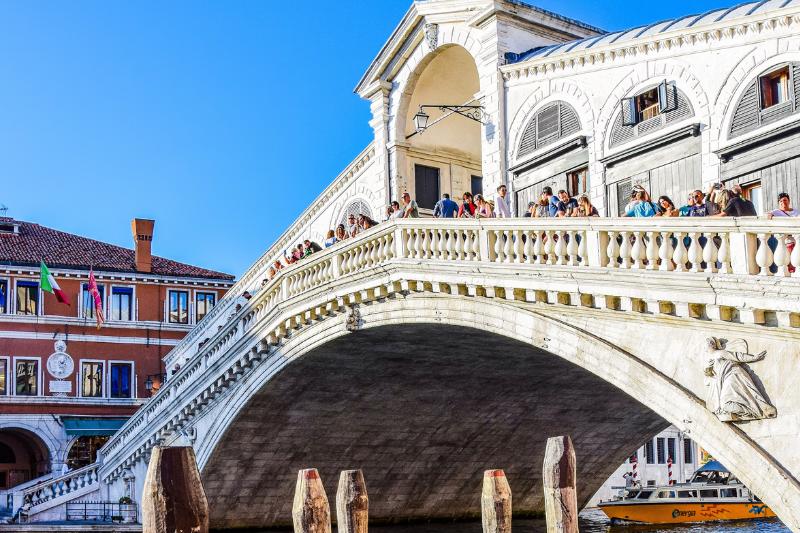 Most - Ponte di Rialto nad kanálom v Benátkach, Taliansko