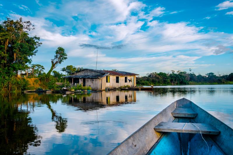 Amazonka, loď a dom na vode pri meste Manaus. Brazília. Foto: unsplash.com