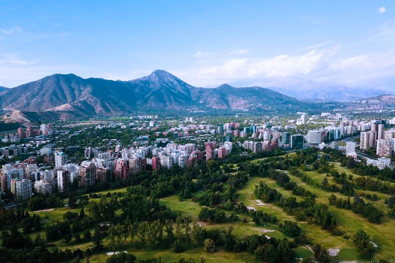 Zelený park, budovy a hory v Santiago de Chile, Chile. Foto: unsplash.com