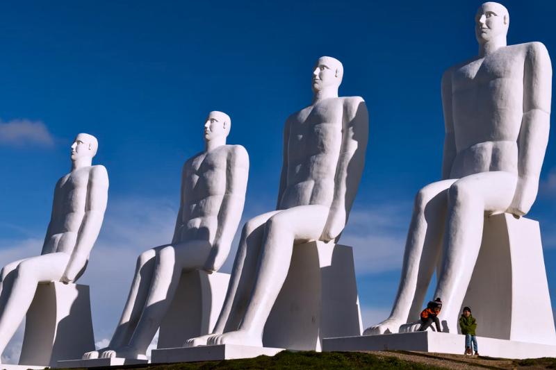 Biele monumentálne sediace sochy v Esbjergu. Dánsko. Foto: unsplash.com