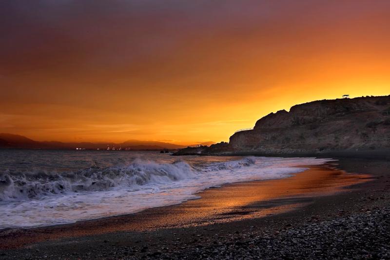 Pobrežie Costa del Sol pri západe slnka. Andalúzia