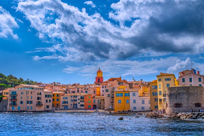 Prístav s farebnými domami a zvonicou v Saint Tropez, Francúzsko. Foto: unsplash.com