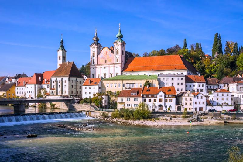 Vysoké veže, domy a rieka v meste Steyr, Rakúsko