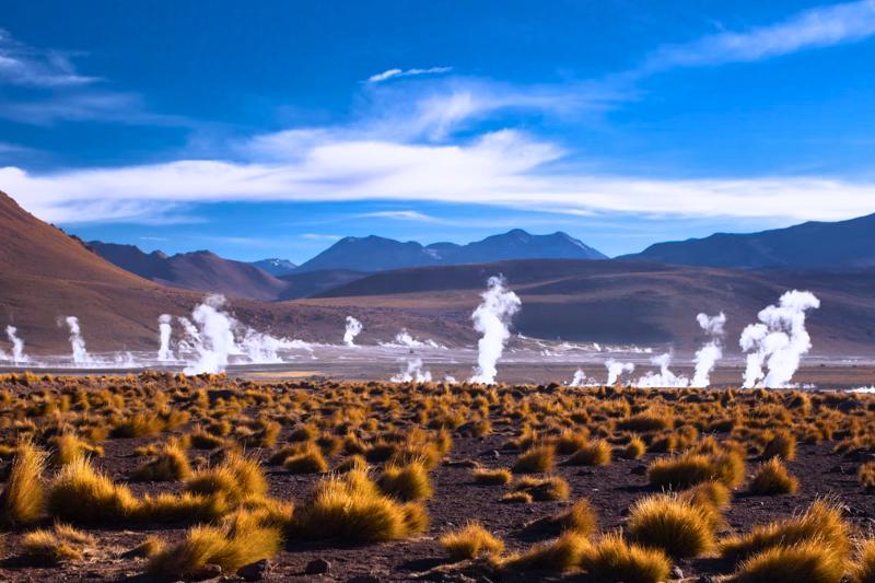 Gejzíry, tráva, púšť a hory. Atacama v Čile. Foto: unsplash.com