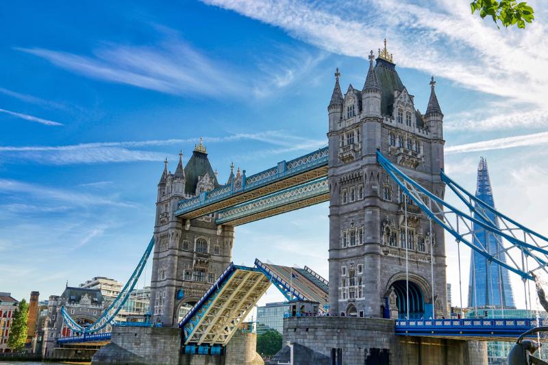 Dvíhací historický most na rieke. Tower Bridge, Veľká Británia