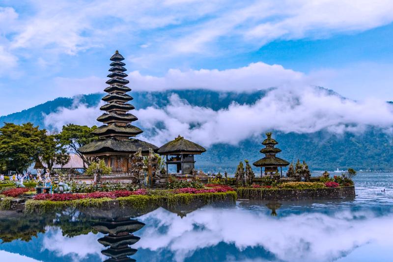 Majestátny chrám Ulun Danu pri vode. Bali. Foto: unsplash.com