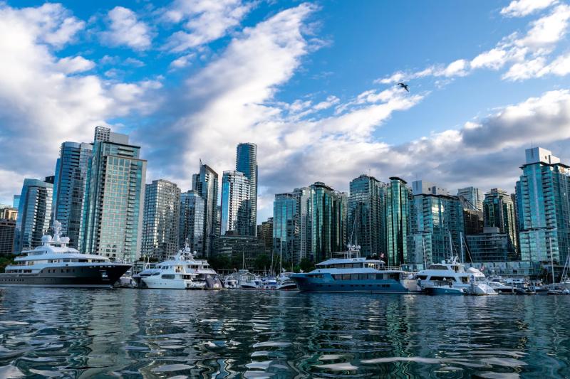 Prístav s loďami a sklené výškové budovy vo Vancouver. Kanada. Foto: unsplash.com