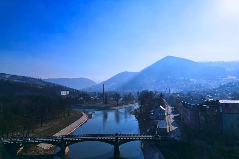 Rieka, most a pyramídový kopec vo Visoko. Bosna a Hercegovina. Foto: unsplash.com