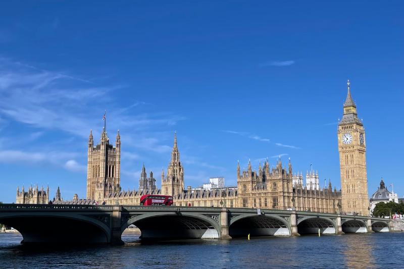 Historické budovy a veže pri rieke s mostom. Westminster, Veľká Británia