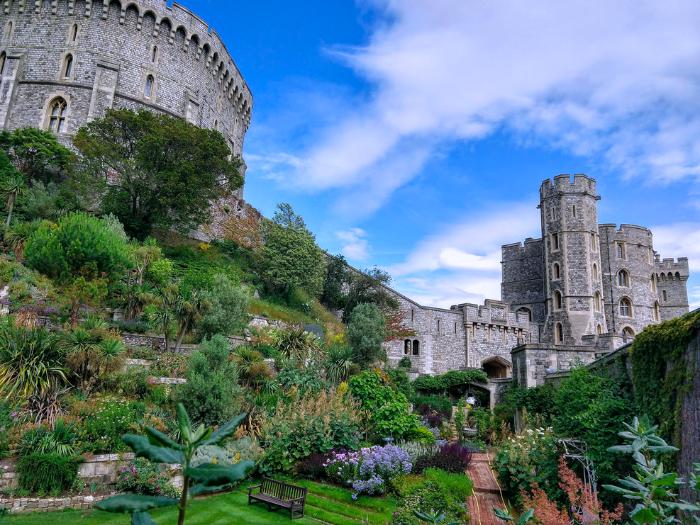 Zámok a zelený park. Windsor, Veľká Británia