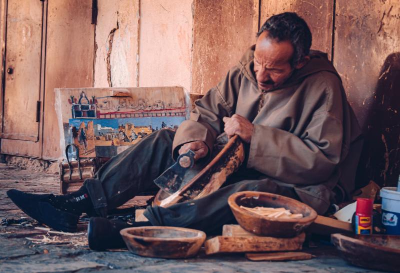 Pracujúci muž v meste Ghardaia. Alžírsko