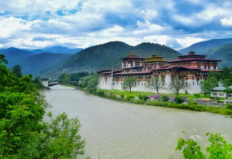 Pevnosť Dzong v Punakha, rieka a zeleň v okolí. Bhután