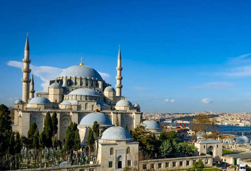 Modrá mešita a šedé kupole. Istanbul.