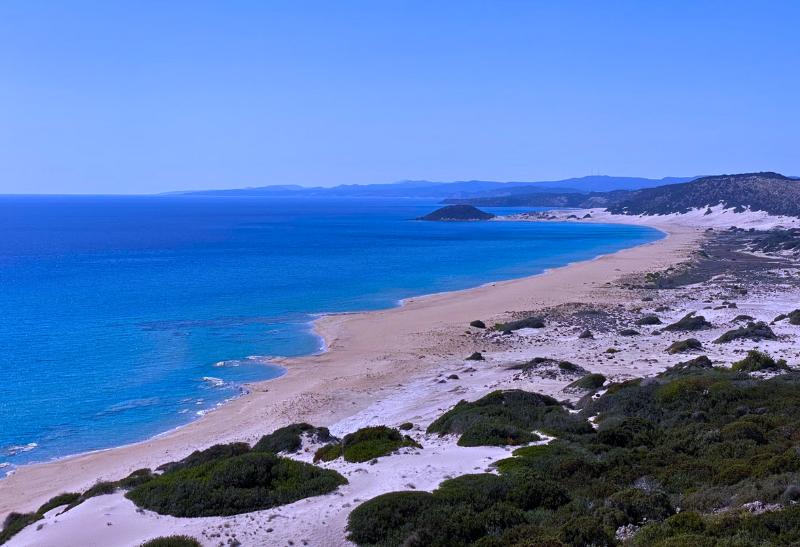 Piesková pláž na polostrove Karpaz. Severný Cyprus.