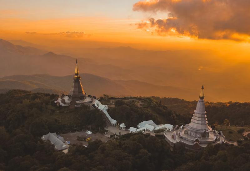 Chrám pri západe slnka - Doi Inthanon