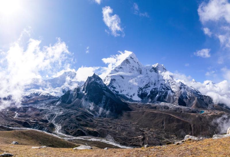 Khumjung vrch a sneh. Himaláje.