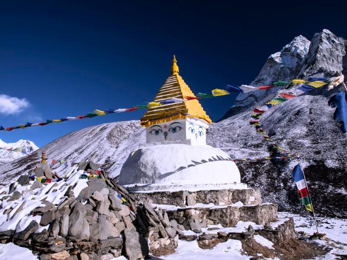 Ráno v Dingboche medzi horami a snehom. Himaláje.